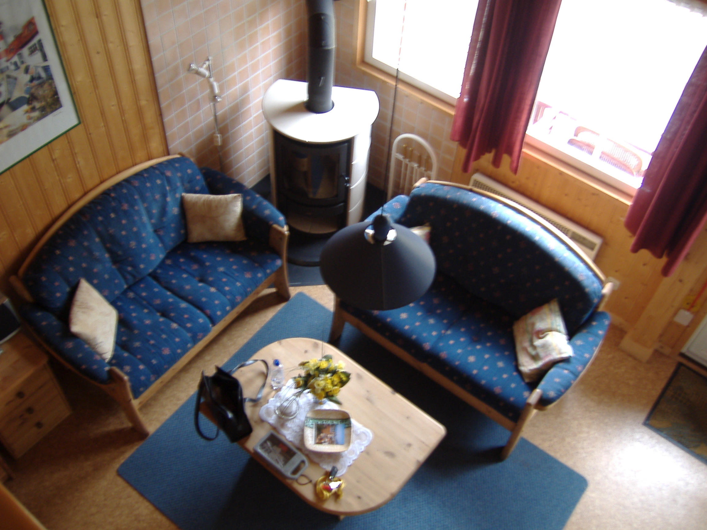 altes Sofa Wohnzimmer von der Galerie aus gesehen, Kaminofen nicht mehr vorhanden